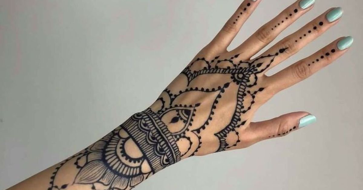 simple henna tattoo